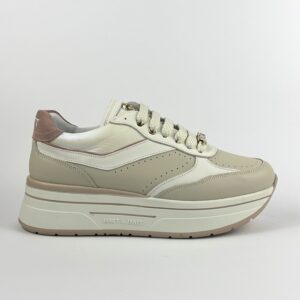 SNEAKERS  JANET E JANET