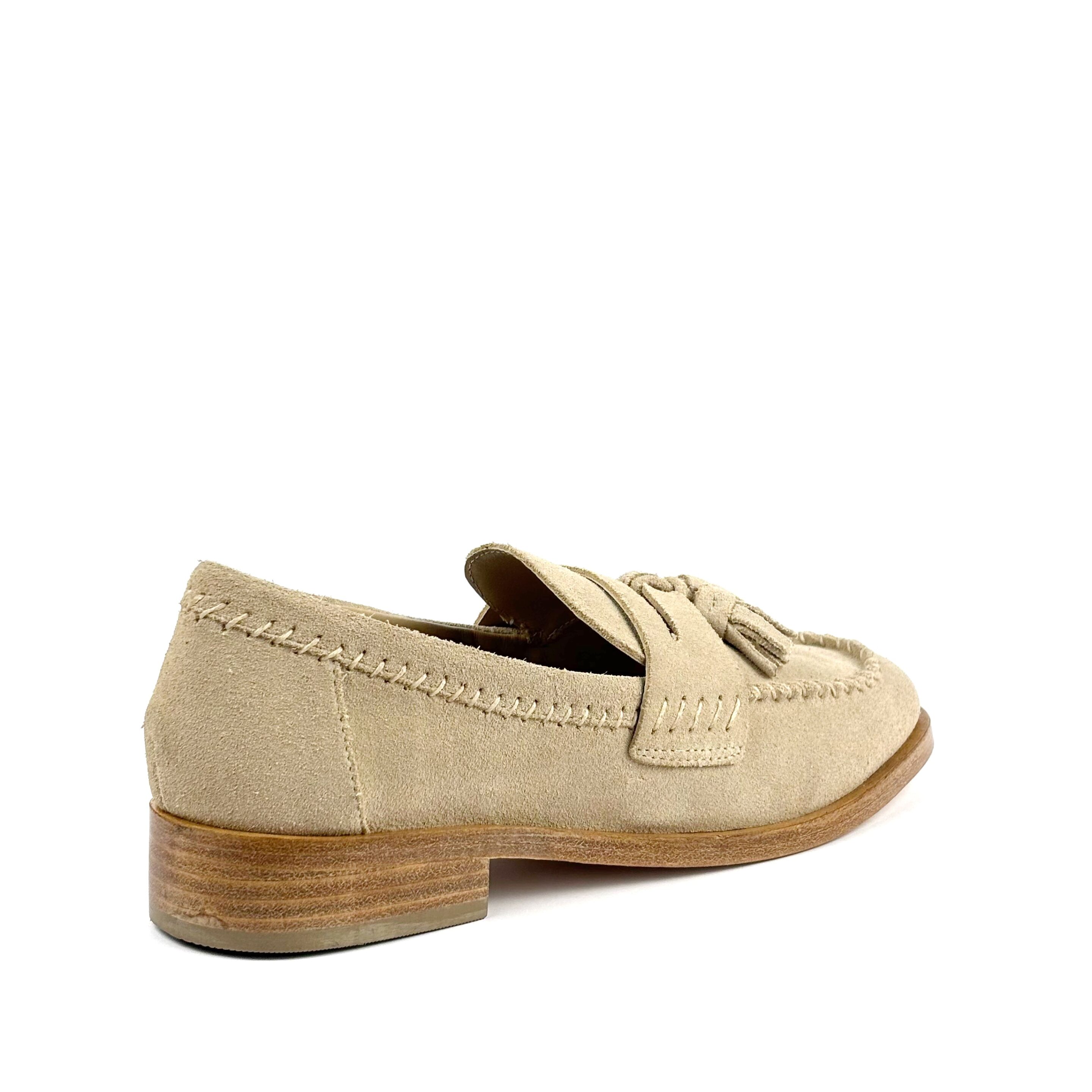 Mocassini donna in camoscio con nappine Janet & Janet  - immagine 2